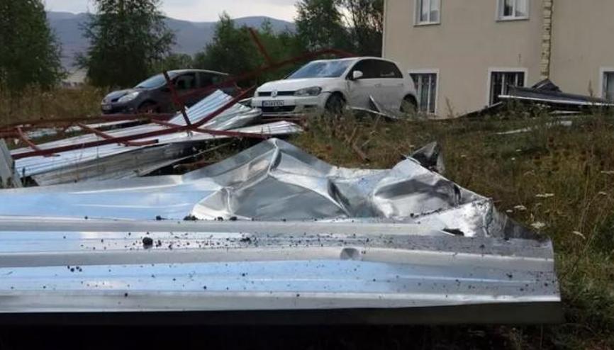 Ardahan’da hortum: Evlerin çatısı uçtu, araçlar zarar gördü Ardahan’da hortum: Evlerin çatısı uçtu, araçlar zarar gördü