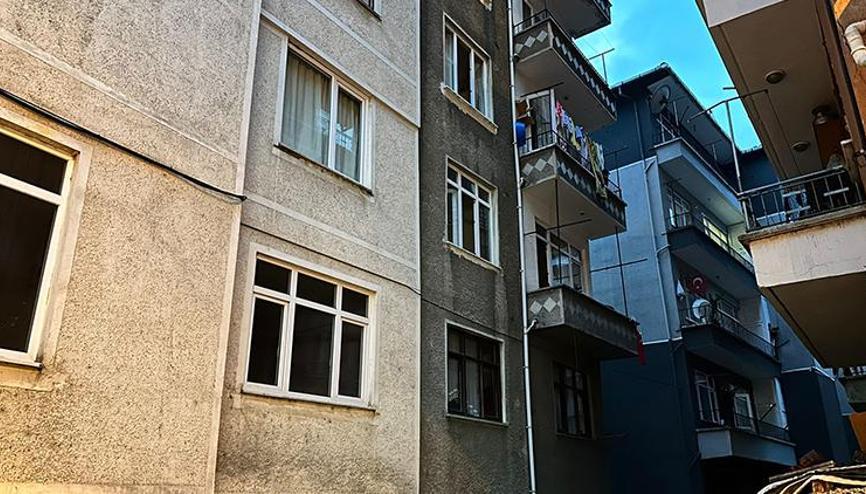 Artvine yerleşen depremzede ailenin büyük acısı: 7 yaşındaki çocukları balkondan düşüp öldü Artvine yerleşen depremzede ailenin büyük acısı: 7 yaşındaki çocukları balkondan düşüp öldü