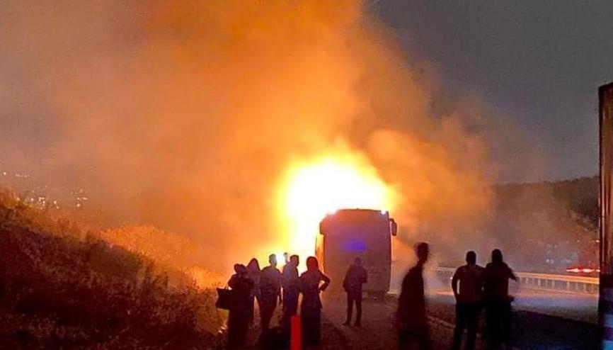 Osmaniyede seyir halindeki otobüs alev alev yandı Yolcular son anda kurtuldu... Osmaniyede seyir halindeki otobüs alev alev yandı Yolcular son anda kurtuldu...