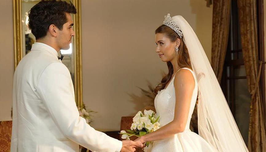 "Зимородок" Episode #1.10 (TV Episode 2022) - Afra Saraçoglu as Seyran Korhan - 