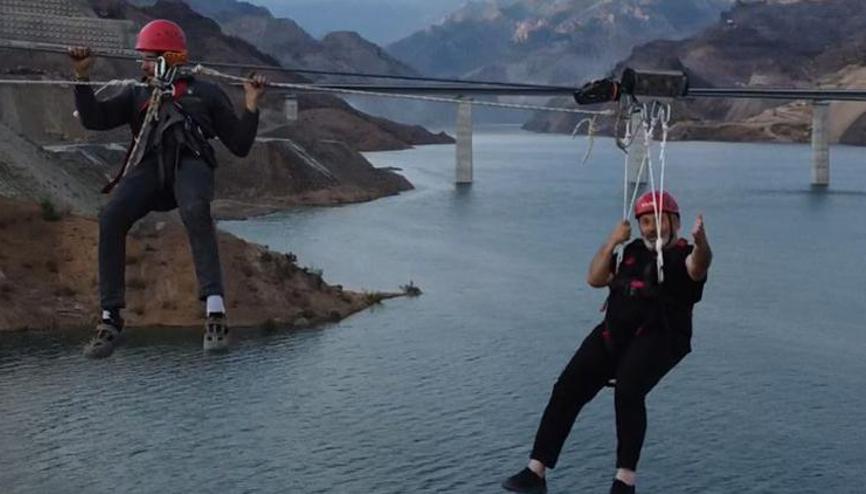 Belediye başkanı zipline yaparken havada mahsur kaldı Belediye başkanı zipline yaparken havada mahsur kaldı