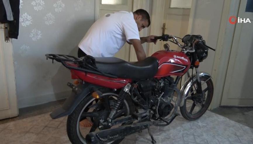 Evin içindeki motosikletin ilginç hikayesi... Taksidini ödüyor ama kendisine ait olduğunu ispatlayamıyor Evin içindeki motosikletin ilginç hikayesi... Taksidini ödüyor ama kendisine ait olduğunu ispatlayamıyor
