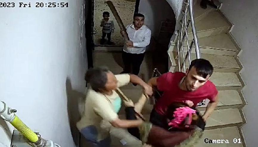 Düzcede dehşet Boşanma aşamasındaki eşinin ailesinin evini bastı: 4 yaralı Düzcede dehşet Boşanma aşamasındaki eşinin ailesinin evini bastı: 4 yaralı