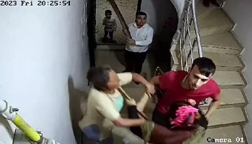 Düzcede dehşet Boşanma aşamasındaki eşinin ailesinin evini bastı: 4 yaralı Düzcede dehşet Boşanma aşamasındaki eşinin ailesinin evini bastı: 4 yaralı