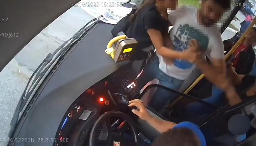 Yolcu sayısı fazla diye otobüs şoförünü tokatladı... O anlar kamerada Yolcu sayısı fazla diye otobüs şoförünü tokatladı... O anlar kamerada