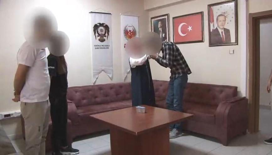 Ağrıda ikna yöntemiyle teslim olmuştu... Ailesiyle buluşturuldu Ağrıda ikna yöntemiyle teslim olmuştu... Ailesiyle buluşturuldu