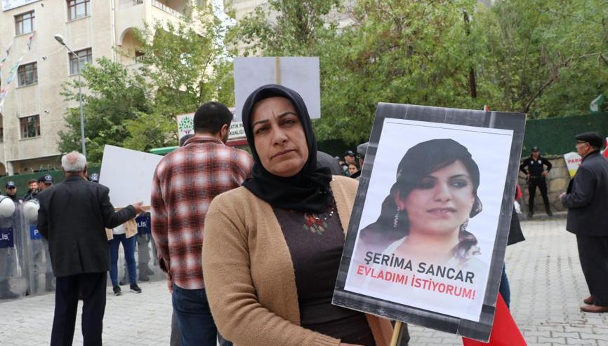 Vanda evlat eylemine katılan anne: Kızım Teslim ol, şu ana kadar 46 kişi ailesine kavuştu Vanda evlat eylemine katılan anne: Kızım Teslim ol, şu ana kadar 46 kişi ailesine kavuştu