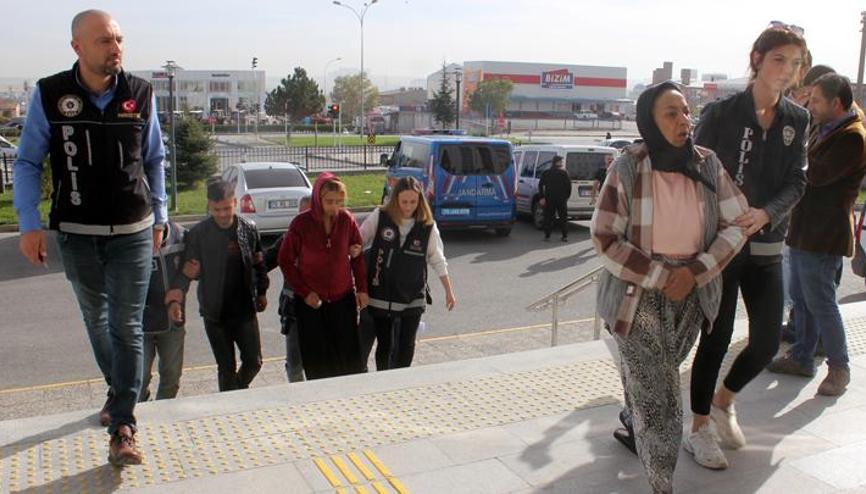 Ekipler ihbar üzerine harekete geçti Babaanne ve torunu uyuşturucu satıcılığından tutuklandı Ekipler ihbar üzerine harekete geçti Babaanne ve torunu uyuşturucu satıcılığından tutuklandı