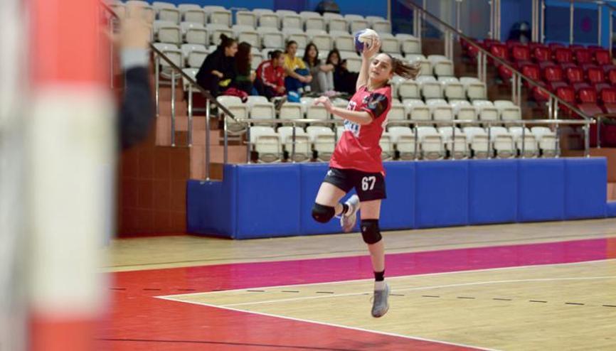 Hentbolla hayata tutunan şampiyon kızlar Hentbolla hayata tutunan şampiyon kızlar
