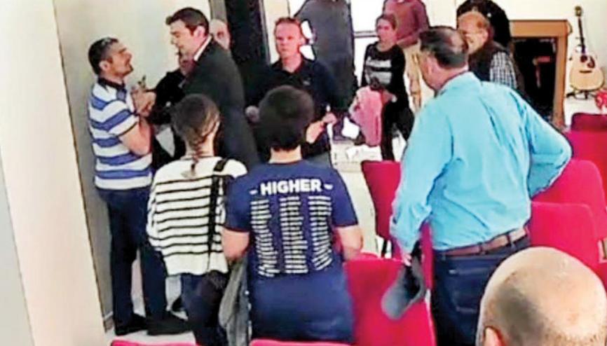 Bu ne saygısızlık... Kilise pastörüne tokat attı Bu ne saygısızlık... Kilise pastörüne tokat attı