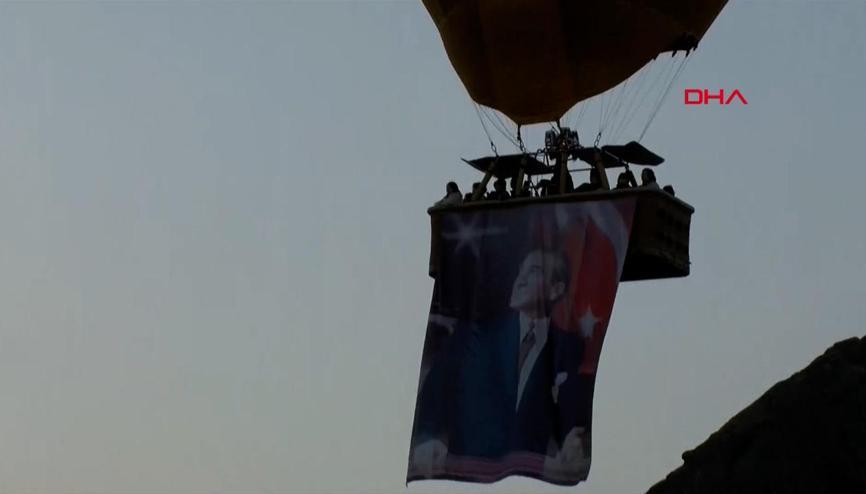 Nevşehirde sıcak hava balonları Türk bayrakları ve Atatürk posterleri ile havalandı Nevşehirde sıcak hava balonları Türk bayrakları ve Atatürk posterleri ile havalandı