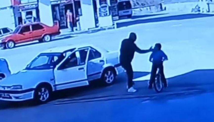 Bisikletiyle aracına çarpan çocuğa tokat attı... O anlar kamerada Bisikletiyle aracına çarpan çocuğa tokat attı... O anlar kamerada