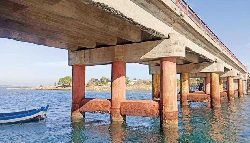 53 yıllık köprünün yıkılma tehlikesi var... Cunda Köprüsü çözüm bekliyor 53 yıllık köprünün yıkılma tehlikesi var... Cunda Köprüsü çözüm bekliyor