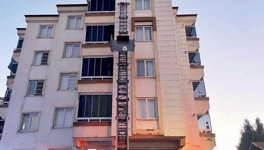 Taşıma asansöründen yere çakıldılar Taşıma asansöründen yere çakıldılar