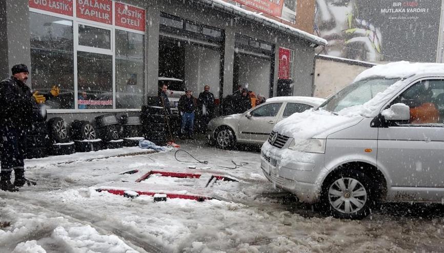 Kar yağdı, sürücüler lastikçilere akın etti Kar yağdı, sürücüler lastikçilere akın etti