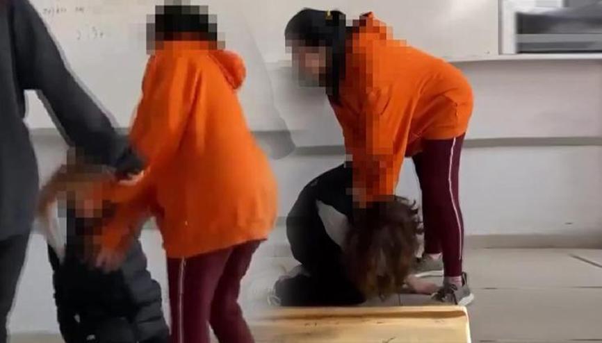 Lisede dehşete düşüren görüntü: Kız öğrenci, sınıf arkadaşı kızı dövdü Lisede dehşete düşüren görüntü: Kız öğrenci, sınıf arkadaşı kızı dövdü
