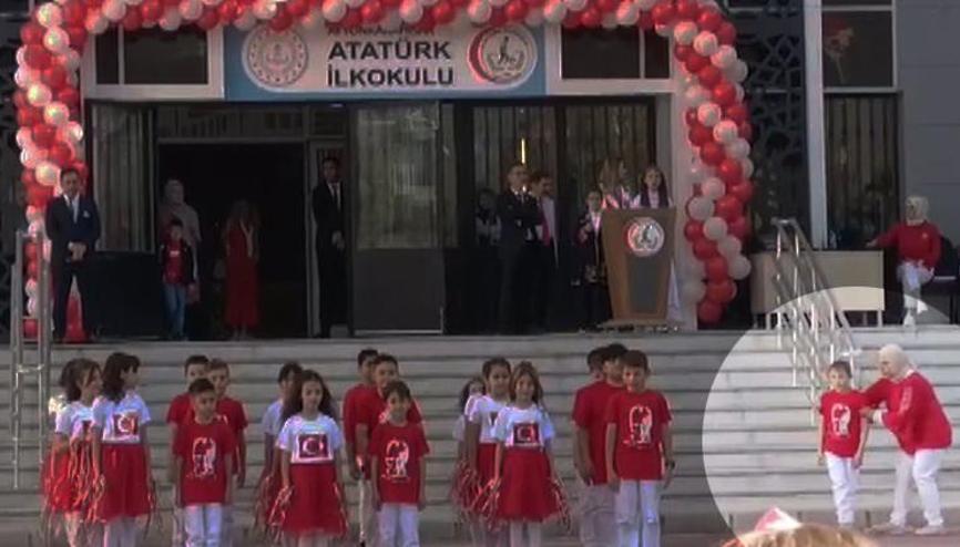 29 Ekim gösterisindeki görüntü tepki çekmişti Öğretmen hakkında karar belli oldu 29 Ekim gösterisindeki görüntü tepki çekmişti Öğretmen hakkında karar belli oldu