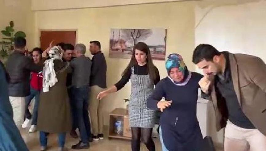 Maganda veliler okulu basıp öğretmenleri dövdü Yaşanan olayın şoku içindeyiz Maganda veliler okulu basıp öğretmenleri dövdü Yaşanan olayın şoku içindeyiz