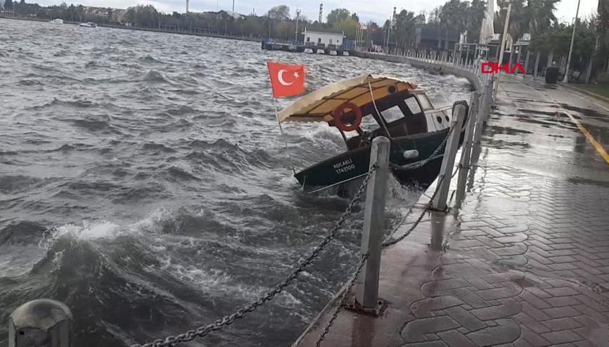 Kocaelinin Körfez ilçesinde çıkan fırtına tekneleri battı Kocaelinin Körfez ilçesinde çıkan fırtına tekneleri battı