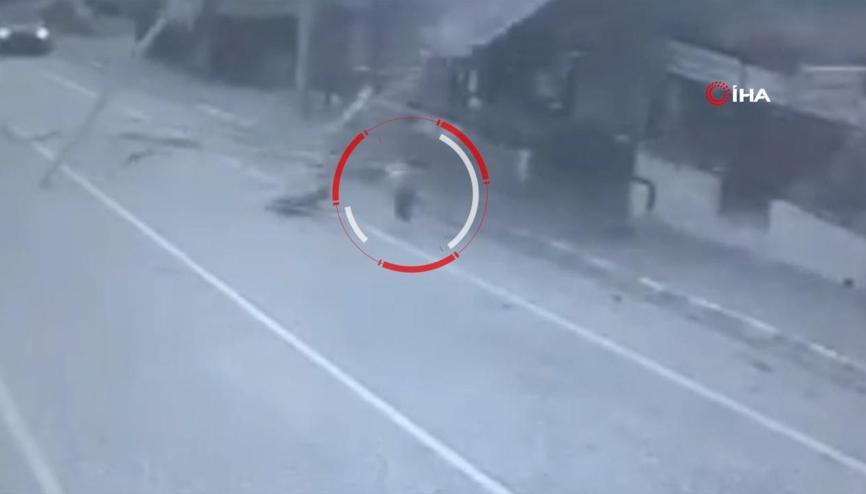 Yalovayı fırtına vurdu, adamın üzerine çatı düştü Yalovayı fırtına vurdu, adamın üzerine çatı düştü