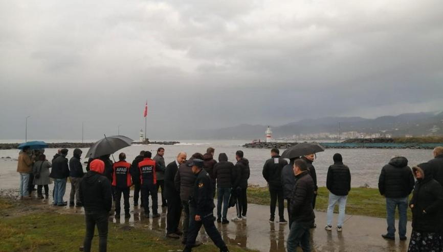 Trabzonda korkunç olay 2 genç dalgalara kapılarak kayboldu Trabzonda korkunç olay 2 genç dalgalara kapılarak kayboldu