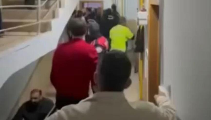 Ev sahibini dışarı atıp kapıyı üzerine kilitledi Hırsızı linçten polis kurtardı Ev sahibini dışarı atıp kapıyı üzerine kilitledi Hırsızı linçten polis kurtardı