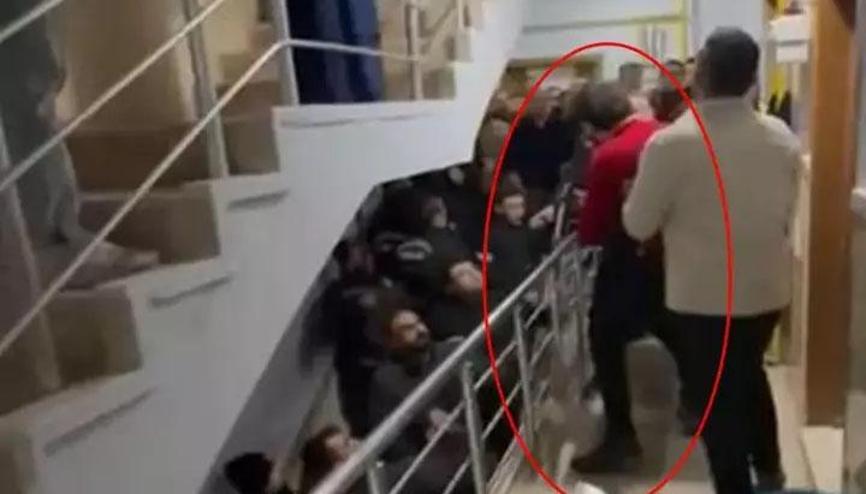 Ev sahibini dışarı atıp kapıyı üzerine kilitledi Hırsızı linçten polis kurtardı Ev sahibini dışarı atıp kapıyı üzerine kilitledi Hırsızı linçten polis kurtardı