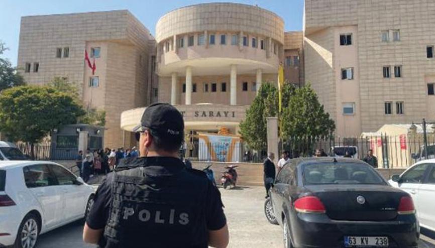 Şanlıurfa’da sahte savcı, gerçek savcıya yakalandı... Üzerinden sahte kimlik çıktı Şanlıurfa’da sahte savcı, gerçek savcıya yakalandı... Üzerinden sahte kimlik çıktı