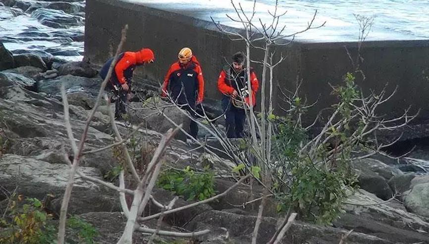 Rizede sahilde kaybolan Zeynep Bekar’ı arama çalışmalarında üçüncü gün Rizede sahilde kaybolan Zeynep Bekar’ı arama çalışmalarında üçüncü gün