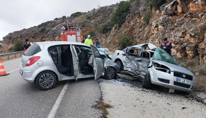 Ispartada feci kaza; 1 ölü, başhekim ile 3 sağlıkçı yaralı Ispartada feci kaza; 1 ölü, başhekim ile 3 sağlıkçı yaralı