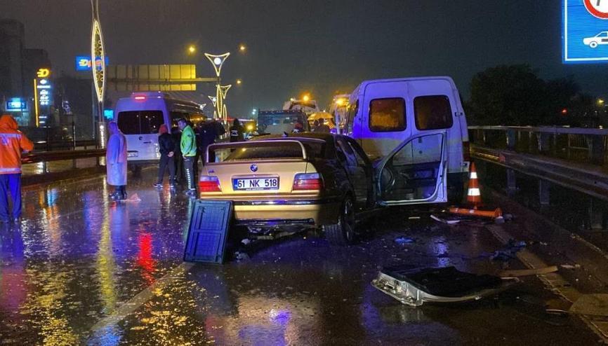 Kocaelinde zincirleme trafik kazası: 1 ölü, 5 yaralı Kocaelinde zincirleme trafik kazası: 1 ölü, 5 yaralı