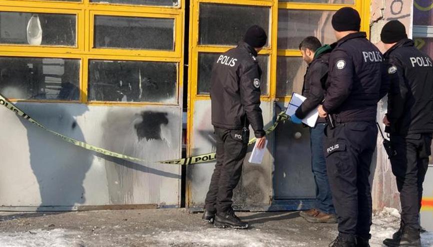 Erzurumda egzoz gazından zehirlenen 2 kişiyi devriye gezen polis kurtardı Erzurumda egzoz gazından zehirlenen 2 kişiyi devriye gezen polis kurtardı