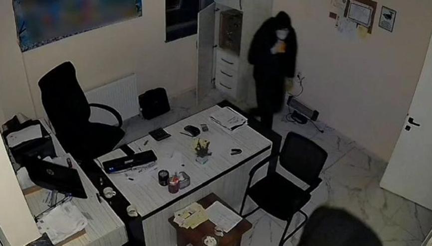 Aksarayda bir gün çalıştığı iş yerinden 100 bin lira ile güvenlik kamerası kayıt cihazını çaldı Aksarayda bir gün çalıştığı iş yerinden 100 bin lira ile güvenlik kamerası kayıt cihazını çaldı