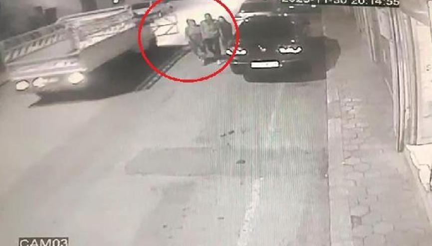 Seyir halindeki kamyonetin kapağı yolda yürüyen kadının başına çarptı Seyir halindeki kamyonetin kapağı yolda yürüyen kadının başına çarptı