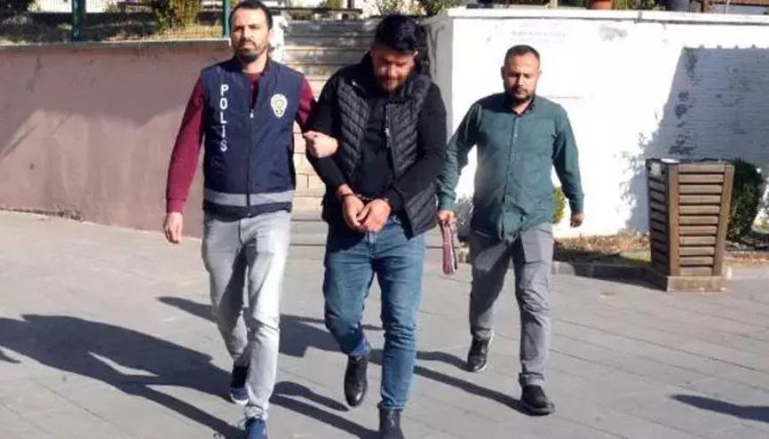Filistin şalından rahatsız olup öğrenciyle tartıştı Filistin şalından rahatsız olup öğrenciyle tartıştı