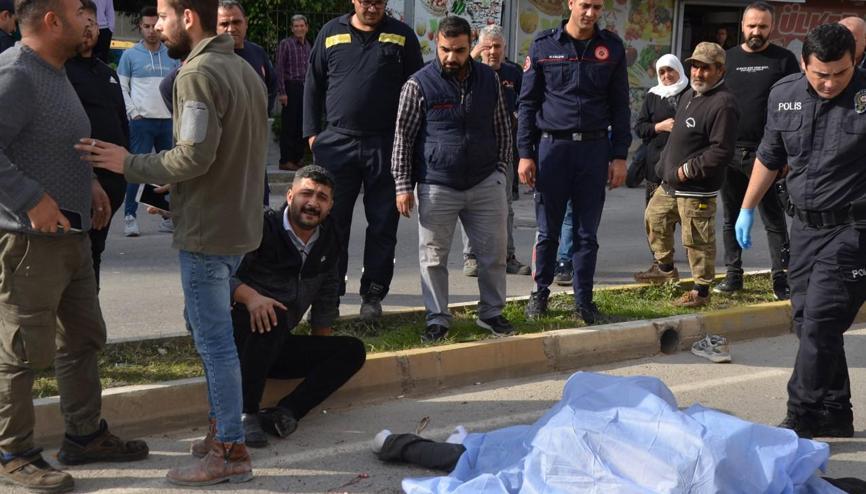Kamyonun altında kalan motosikletli feci şekilde can verdi Kamyonun altında kalan motosikletli feci şekilde can verdi