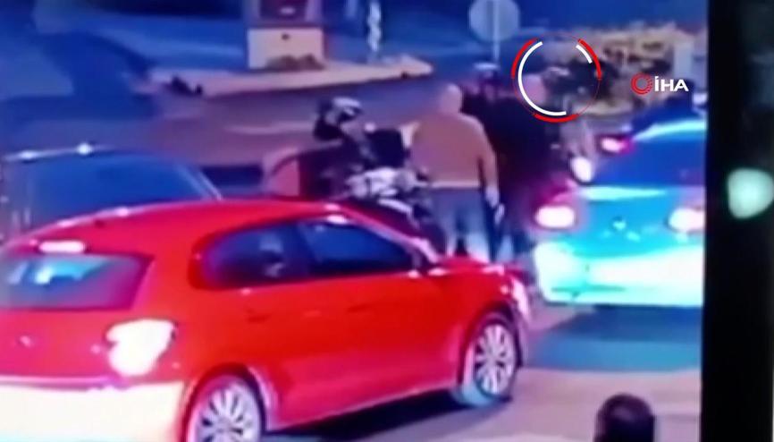 Korku dolu anlar kamerada: Taksicinin başına silah dayadı Korku dolu anlar kamerada: Taksicinin başına silah dayadı