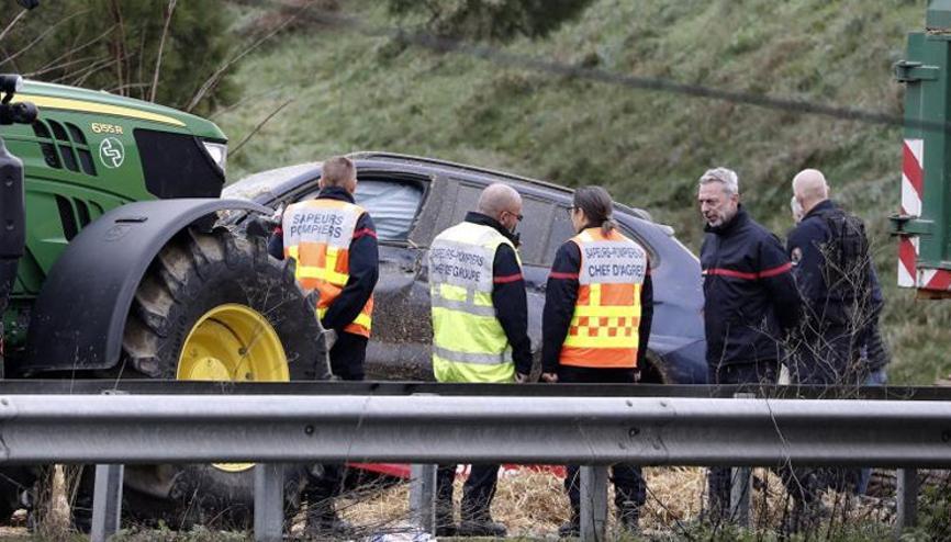 Fransada eylem yapan çiftçilerin arasına araç daldı