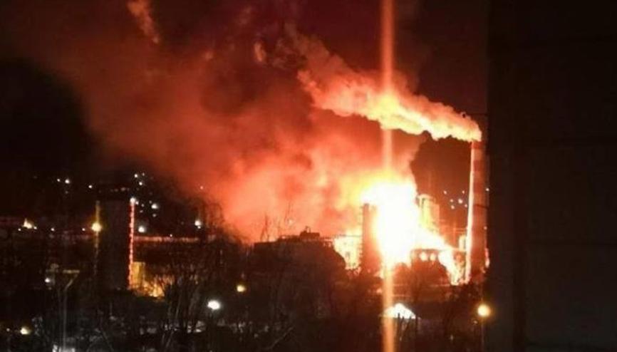 Rusya’da petrol rafinerisinde yangın Uçuşlar durdu...