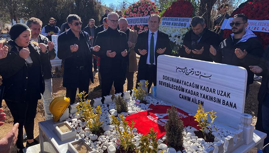 Depremde hayatını kaybeden Cemal Kütahya ve ailesi kabri başında anıldı