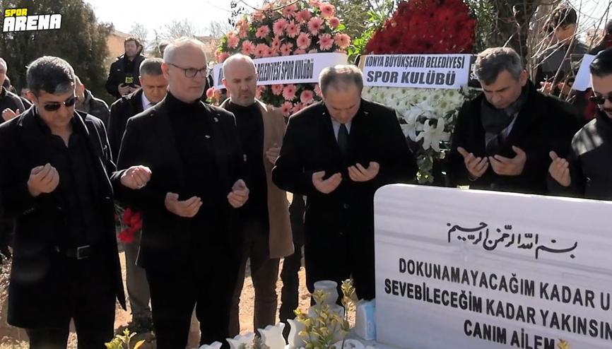 Depremde hayatını kaybeden Cemal Kütahya ve ailesi kabri başında anıldı