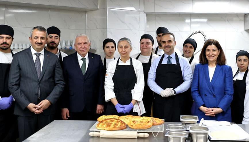 Bakan Kacır, Ramazan pidesi yaptı
