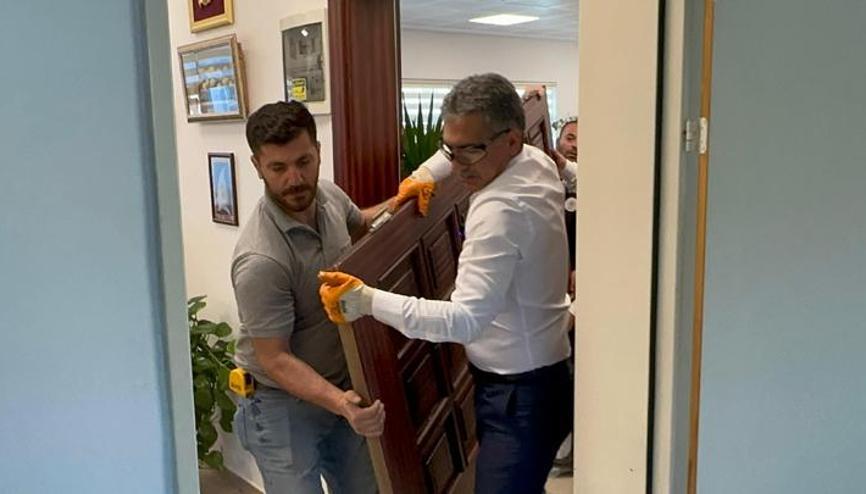 Gemlik Belediye Başkanı Şükrü Deviren, makam odasının kapısını söktü Gemlik Belediye Başkanı Şükrü Deviren, makam odasının kapısını söktü