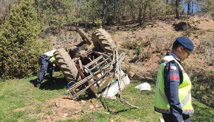 Devrilerek ters dönen traktörün altında kalarak öldü