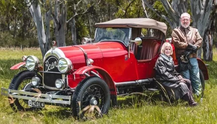 İngiliz çift, asırlık klasik otomobille dünyayı turluyor