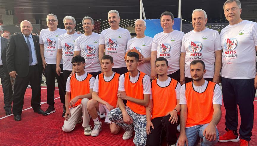 Bursada belediye başkanları, gençlerle basketbol oynadı