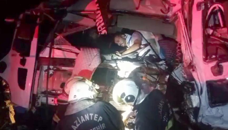 Gaziantep’te TIR’ların çarpıştı:3 yaralı