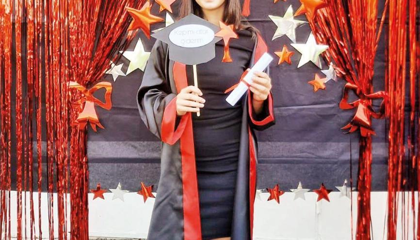 Beren’in ölümü itfaiyenin elinden olmuş... Daha yeni ortaokuldan mezun olmuştu Beren’in ölümü itfaiyenin elinden olmuş... Daha yeni ortaokuldan mezun olmuştu