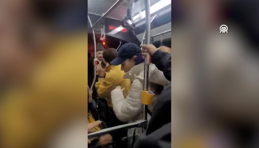 İETT otobüsünde yolcu ile şoförün yumruklu kavgası kamerada