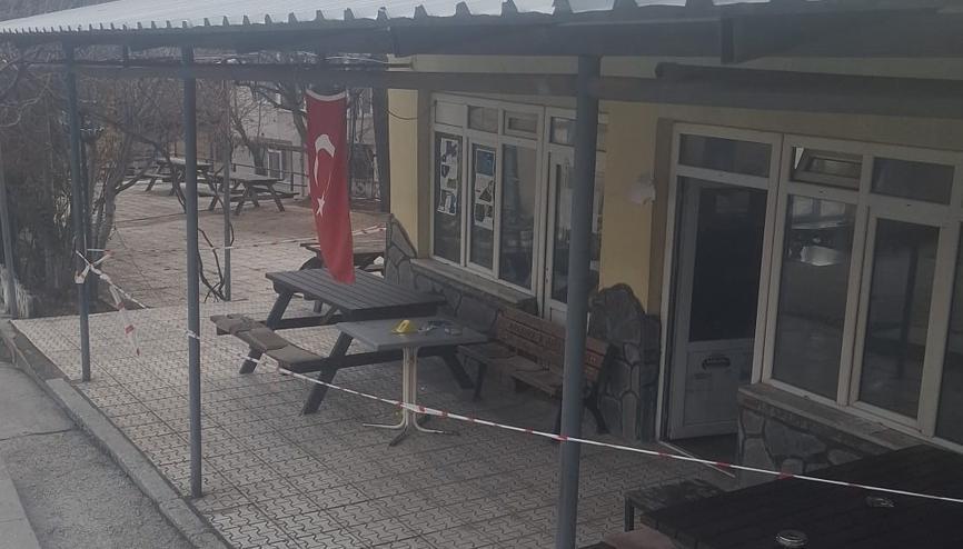 Kahvehanede gördüğü husumetlisini bıçaklayıp, öldürdü